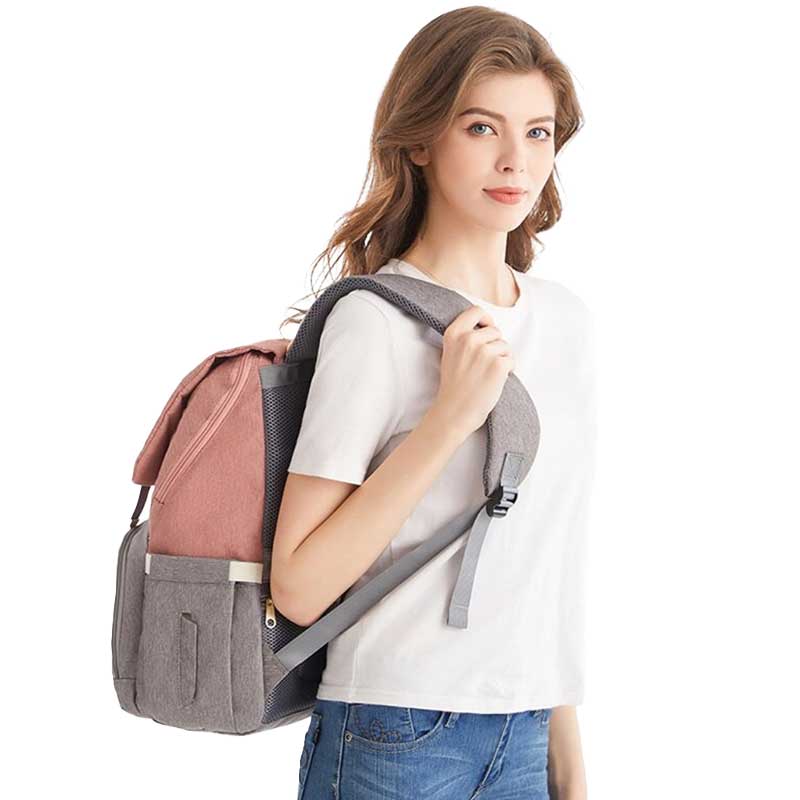 maman avec sac a dos a langer usb