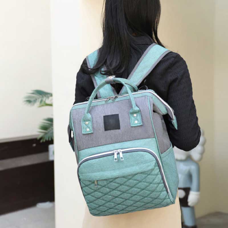 maman avec sac a dos a langer bebe