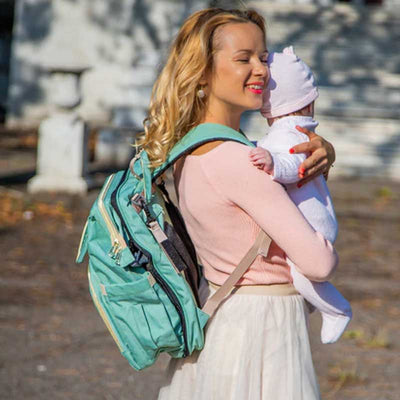 Maman avec bebe et sac a dos a langer