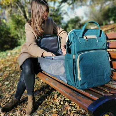 Maman et bebe en balade sac a dos a langer